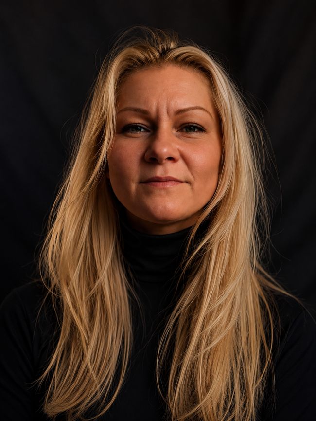 Porträt Stefanie, freundlicher professioneller Ausdruck, natürliches Licht, heller Hintergrund, echte Person